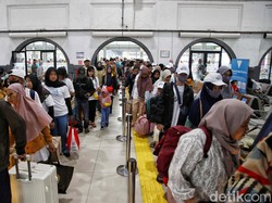 Stasiun Pasar Senen Ramai Pemudik di H-7 Lebaran