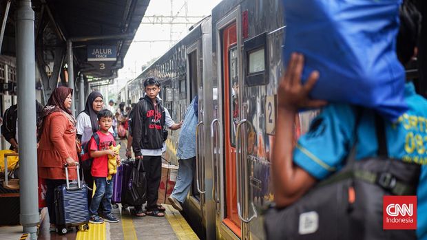 PT Kereta Api Indonesia (Persero) Daop 1 Jakarta mencatat keberangkatan angkutan lebaran 2024 hingga H-8 atau 2 April 2024 sebanyak 32 Ribu lebih penumpang.(CNN Indonesia /Ramadhan Nur Fadillah)