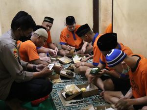 Momen Kebersamaan Tahanan Buka Bareng Polisi di Kota Batu Momen Kebersamaan Tahanan Buka Bareng Polisi di Kota Batu