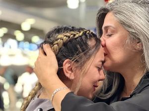 Ibu-Putrinya Bertemu Lagi Setelah 17 Tahun, Terpisah karena Aturan Hukum