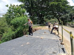 Jalur Rawan Longsor di Ponorogo Ini Masih Bisa Dilewati, Tapi Harus Pelan