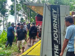 Diduga Tak Kuat Menanjak, Truk Jagung Terguling di Tunggangan Wonogiri