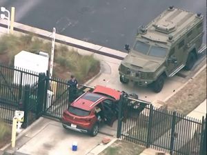 Penampakan Mobil Hancur Akibat Nekat Terobos Gerbang Markas Besar FBI