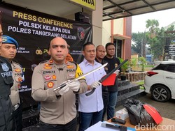 Pedang yang Dipakai Wanita Bunuh Penjaga Toko Bertulis Baton Sword