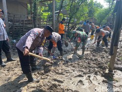 Sisa Lumpur Banjir Bandang Gunung Pandan Madiun Mulai Dibersihkan