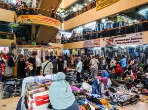 Warga Serbu Pasar Cipulir, Belanja Baju Lebaran