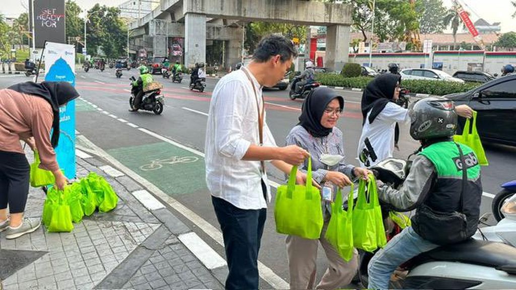 Aksi Generasi Muda Bagikan Takjil Gratis di Kawasan Blok M Aksi Generasi Muda Bagikan Takjil Gratis di Kawasan Blok M