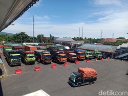 Truk Padati Pelabuhan Gilimanuk Jelang Pembatasan Arus Mudik Lebaran 2024