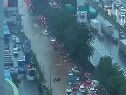 Jalan TB Simatupang Jaksel Banjir, Lalin Macet!