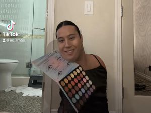 Beauty Influencer Tanpa Lengan & Kaki Ini Jago Makeup bak Profesional Beauty Influencer Tanpa Lengan & Kaki Ini Jago Makeup bak Profesional