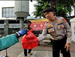 Ramadan untuk Semua, Ditpamobvit Polda Metro Berbagi Takjil ke Warga