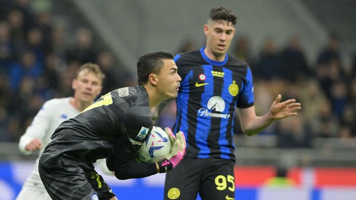 MILAN, ITALY - APRIL 01: Emil Audero of FC Internazionale controls the ball during the Serie A TIM match between FC Internazionale and Empoli FC at Stadio Giuseppe Meazza on April 01, 2024 in Milan, Italy. (Photo by Giuseppe Bellini/Getty Images)