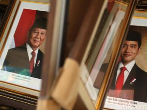 Foto Prabowo-Gibran sebagai Presiden dan Wapres Mulai Dijual Foto Prabowo-Gibran sebagai Presiden dan Wapres Mulai Dijual