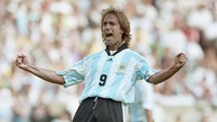 Dalam sejarah, cuma ada empat pesepakbola yang pernah bikin dua hat-trick di Piala Dunia. Batistuta adalah salah satunya. Foto: Getty Images/Mark Thompson