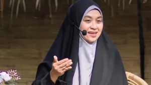 8 Foto Gaya Hijab Syari Haneen Akira, Istri Hanan Attaki Jarang Tersorot