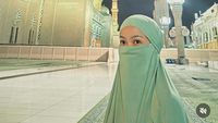 8 Potret Yura Yunita Bercadar Saat Umrah Bareng Keluarga, Bikin Pangling