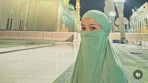 8 Potret Yura Yunita Bercadar Saat Umrah Bareng Keluarga, Bikin Pangling