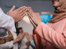 5 Adab Memberi Salam bagi Muslim, Apa Saja?