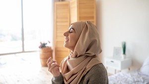 7 Cara Menenangkan Hati dan Pikiran Saat Gelisah