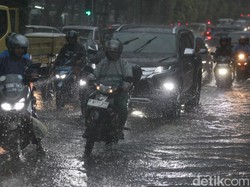 Jakarta Hujan Deras, Lalin Gatsu Arah Cawang Macet Sore Ini