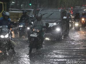 Jakarta Hujan Deras, Lalin Gatsu Arah Cawang Macet Sore Ini Jakarta Hujan Deras, Lalin Gatsu Arah Cawang Macet Sore Ini