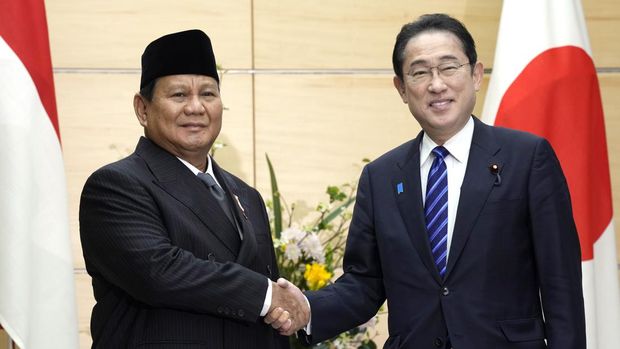 Indonesian President-elect and current Defense Minister Prabowo Subianto, left, and Japan's Prime Minister Fumio Kishida, right, shake hands at the prime minister's office Wednesday, April 3, 2024, in Tokyo. (AP Photo/Eugene Hoshiko, Pool)