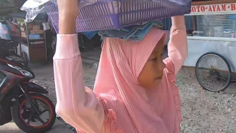 Kisah Si Kecil Jelita, Berjualan Donat Keliling Bantu Orangtua