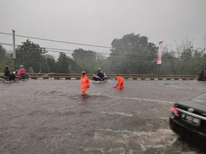 Jembatan Jalan Alternatif Sentul Bogor Sempat Banjir Imbas Drainase Tersumbat Jembatan Jalan Alternatif Sentul Bogor Sempat Banjir Imbas Drainase Tersumbat