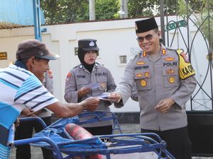 Senyum 400 Tukang Becak-Dhuafa di Trenggalek Saat Terima Santunan Polisi