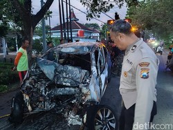 Mobil Tabrak Pohon Lalu Terbakar di Ponorogo, 2 Penumpang Tewas Terpanggang
