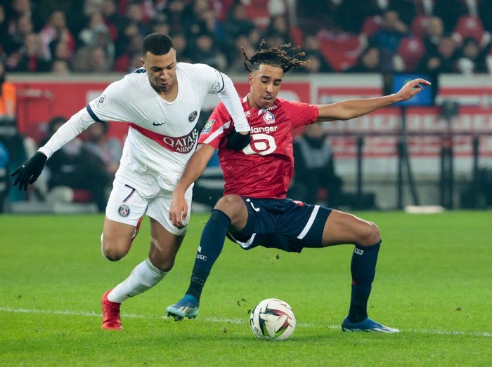 LILLE, FRANCE - DECEMBER 17: Kylian Mbappe of PSG, Leny Yoro of Lille during the Ligue 1 Uber Eats match between Lille OSC (LOSC) and Paris Saint-Germain (PSG) at Stade Pierre-Mauroy on December 17, 2023 in Lille, France. (Photo by Jean Catuffe/Getty Images)