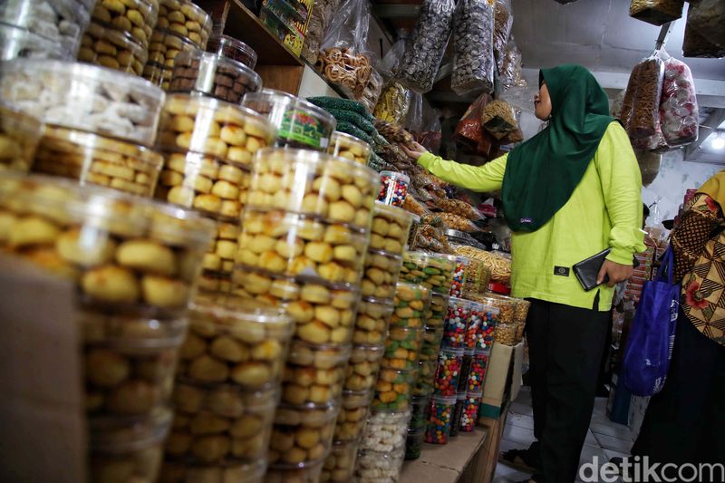 Lebaran Semakin Dekat, Penjualan Kue Kering Semakin Manis Jelang Lebaran penjualan kue kering makin meningkat. Seperti yang dialamai para pedagang di Pasar Sukapura, Cilincing, Jakarta Utara.