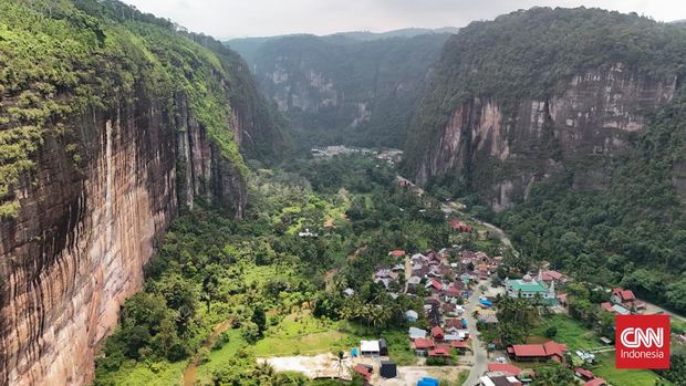 Suasana Lembah Harau dilihat dari atas, berada di nagari Kabupaten Lima Puluh Kota, Sumatera Barat. Lembah terindah di Indonesia ini dikelilingi tebing setinggi 200 meter. CNN Indonesia/Safir Makki