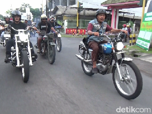Cara Komunitas Motor Antik Lumajang Berbagi Kebahagiaan di Bulan Suci Cara Komunitas Motor Antik Lumajang Berbagi Kebahagiaan di Bulan Suci