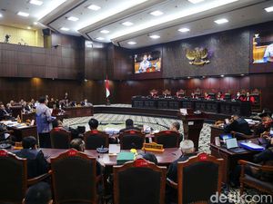 Canda Hakim MK ke Ketua KPU: Enak Sekali Kuasa Hukum di Situ Diam Saja