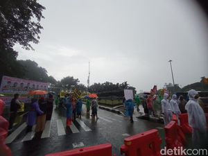 Hujan-hujanan, Massa Gelar Demo di Patung Kuda Jakpus