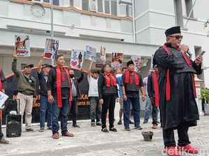 Potret Massa di Jogja Kirim Rompi Antipeluru ke Hakim MK