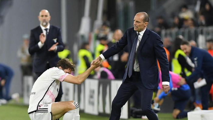 Soccer Football - Coppa Italia - Semi Final - First Leg - Juventus v Lazio - Allianz Stadium, Turin, Italy - April 2, 2024 Juventus coach Massimiliano Allegri helps up Federico Chiesa REUTERS/Massimo Pinca