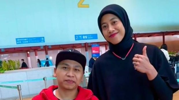 Jumper Pulang Rumah, 7 Potret Meghawati Hunkestri Pamer Momen Ciuman Bareng Pacarnya