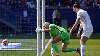 Ia tiga kali menjebol gawang timnya sendiri ketika menghadapi timnas putri Amerika Serikat pada Februari 2022. Foto: AP/Mark J. Terrill
