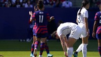 Moore sungguh apes karena hat-trick bunuh dirinya dilakukan dengan sempurna: dengan kaki kanan, kaki kiri, plus sundulan. Foto: AP/Mark J. Terrill