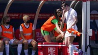 Meikayla Moore akhirnya ditarik keluar di menit ke-40, dengan hat-trick gol bunuh dirinya bikin AS unggul 3-0 dari Selandia Baru di babak pertama. AS pada prosesnya menang 5-0. Foto: AP/Mark J. Terrill