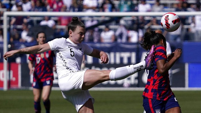 Meikayla Moore, Hat-trick Bunuh Diri New Zealand defender Meikayla Moore, left, kicks the ball past United States midfielder Catarina Macario during the first half of the 2022 SheBelieves Cup soccer match Sunday, Feb. 20, 2022, in Carson, Calif. (AP Photo/Mark J. Terrill)