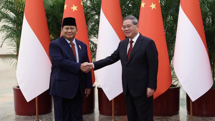 Menhan RI Prabowo Subianto dan Perdana Menteri China, Li Qiang. (Dok Tim Prabowo Subianto)