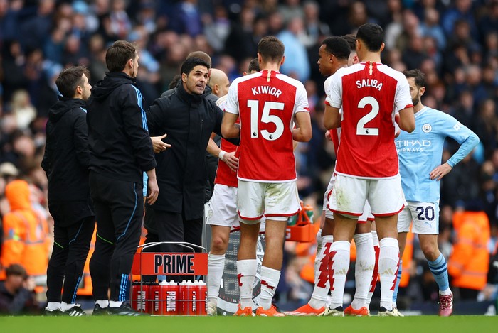 Mikel Arteta Soccer Football - Premier League - Manchester City v Arsenal - Etihad Stadium, Manchester, Britain - March 31, 2024 Arsenal manager Mikel Arteta talks to Jakub Kiwior during a break in play REUTERS/Carl Recine NO USE WITH UNAUTHORIZED AUDIO, VIDEO, DATA, FIXTURE LISTS, CLUB/LEAGUE LOGOS OR 'LIVE' SERVICES. ONLINE IN-MATCH USE LIMITED TO 45 IMAGES, NO VIDEO EMULATION. NO USE IN BETTING, GAMES OR SINGLE CLUB/LEAGUE/PLAYER PUBLICATIONS.
