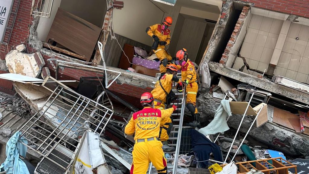 Momen Evakuasi Korban Gempa Taiwan dari Bangunan Nyaris Roboh Momen Evakuasi Korban Gempa Taiwan dari Bangunan Nyaris Roboh