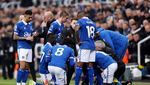Momen Pemain Everton Buka Puasa di Tengah Laga