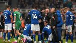 Momen Pemain Everton Buka Puasa di Tengah Laga