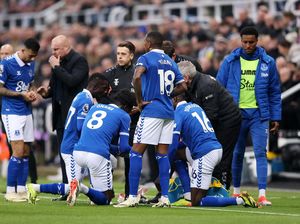 Momen Pemain Everton Buka Puasa di Tengah Laga