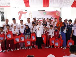 Bupati Indramayu Salurkan 1.000 Pasang Sepatu untuk Siswa Tak Mampu